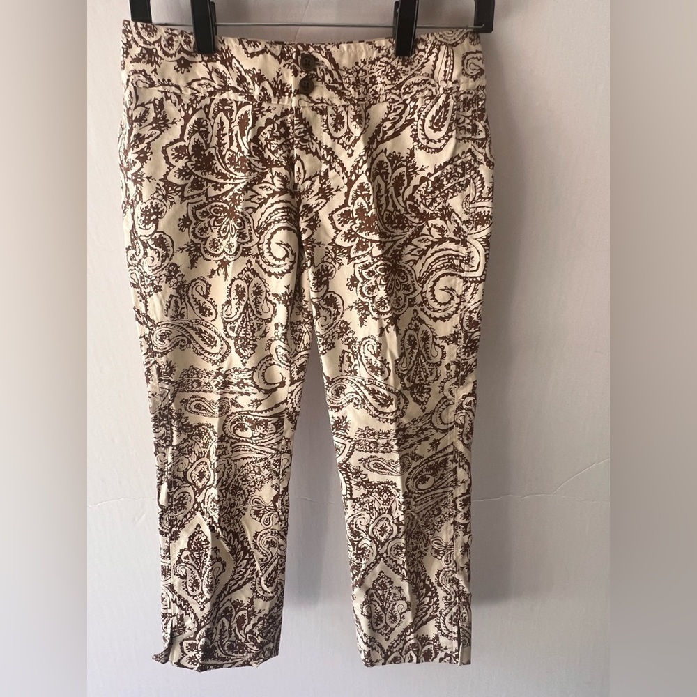 GAP STRETCH PAISLEY PRINT STRAIGHT ANKLE PANTS. SIZE 1 Cream w/brown paisley